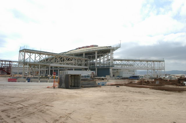 Fotografia exterior de la punta de l'espasa de la nova terminal de l'aeroport del Prat (Setembre 2007)